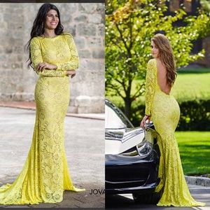 NWOT JOVANI 35055, SZ 0 Yellow Gown